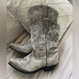 Women’s Rockin’ Country Size 9 Distressed Cowboy Boots 🔥🔥🔥